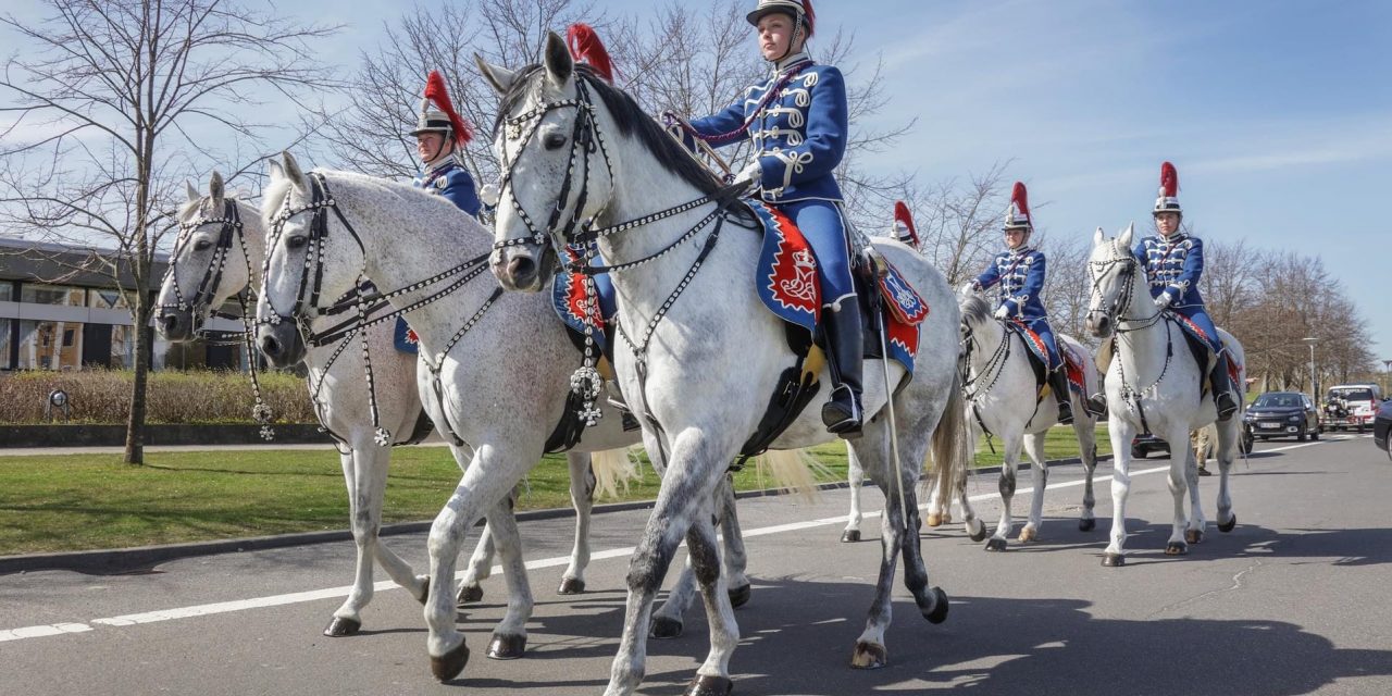 Frida fra Assentoft rider med helt fremme på dronningens karettur