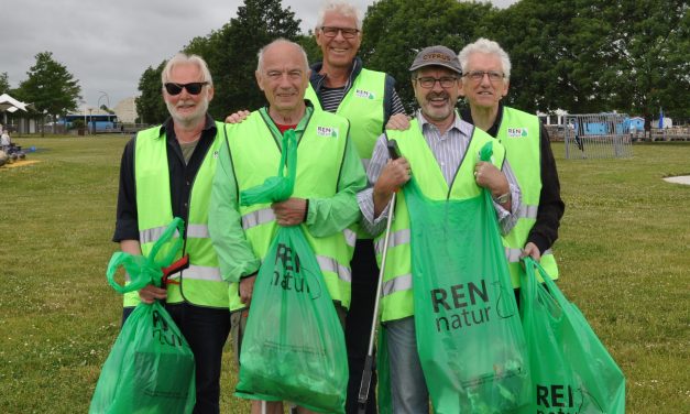 Skakspillere tager skraldet i Tronholmparken