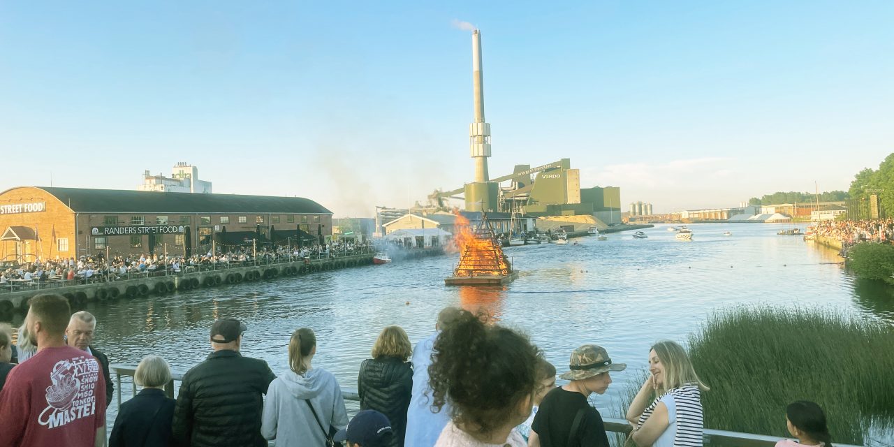 Sankt Hans Bål, med masser af mennesker, så kendt psykolog tænde bålet