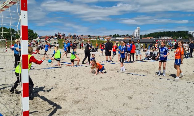 Piruetter i sandet: DM i beach håndbold kommer til Randers