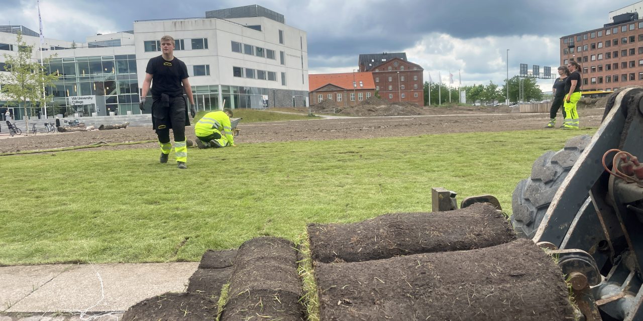 Jens Otto Krags Plads kommer på græs – indtil videre