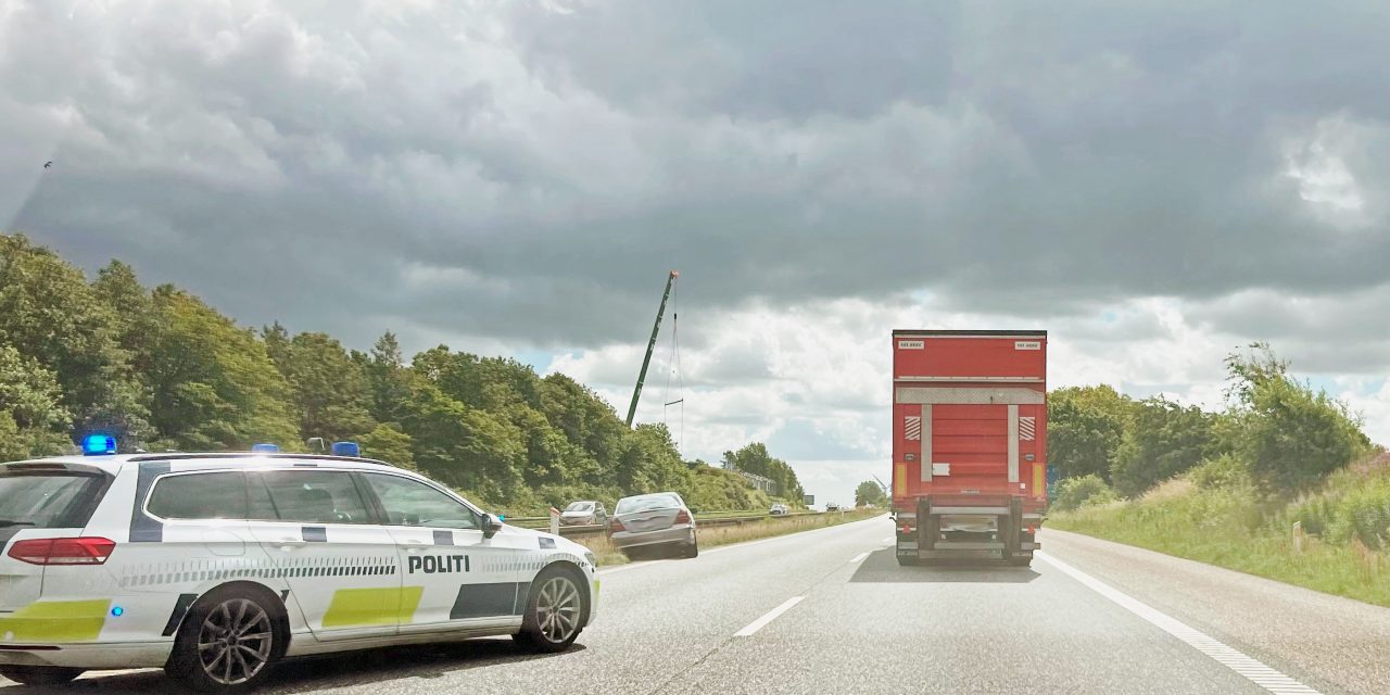 Bil ramte autoværn på E45