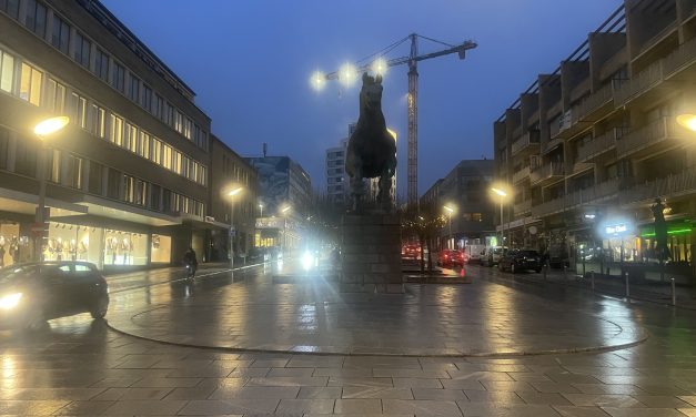 Påvirket 21-årig havde fordelt hash på kroppen, da han blev snuppet på mistænkeligt el-løbehjul