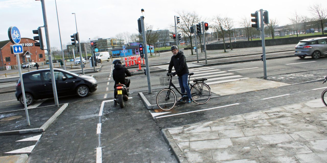 På elcykel og knallert: Ramte hinanden