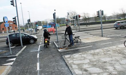 På elcykel og knallert: Ramte hinanden