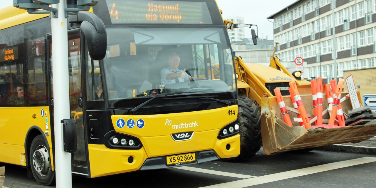 Nu kan du også betale med en 200-kroneseddel i bussen