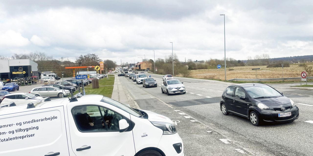 Sidder du i kø til og fra motorvejen? Her er årsagen