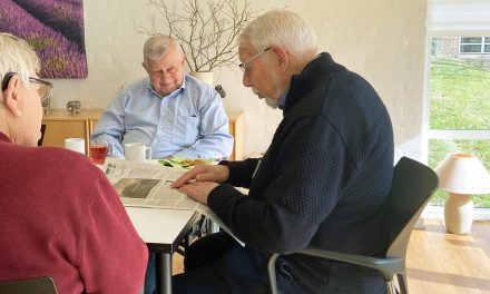 85-årig Knud Erik læser højt på plejehjem: »Så længe jeg kan, vil jeg sgu blive ved med det« 