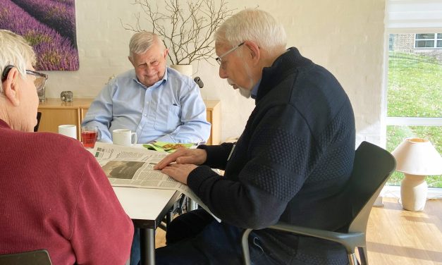 85-årig Knud Erik læser højt på plejehjem: »Så længe jeg kan, vil jeg sgu blive ved med det« 