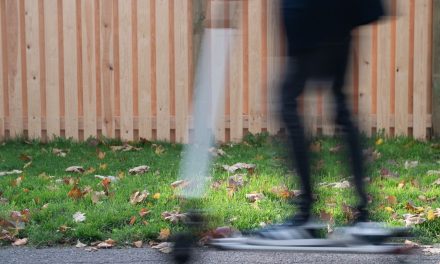 Indbrudstyv på løbehjul anholdt, efter mand cyklede efter ham