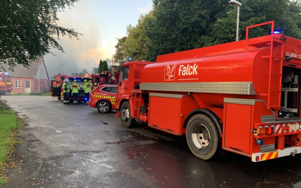 Voldsom brand i stuehus: »Der er ret godt gang i den«