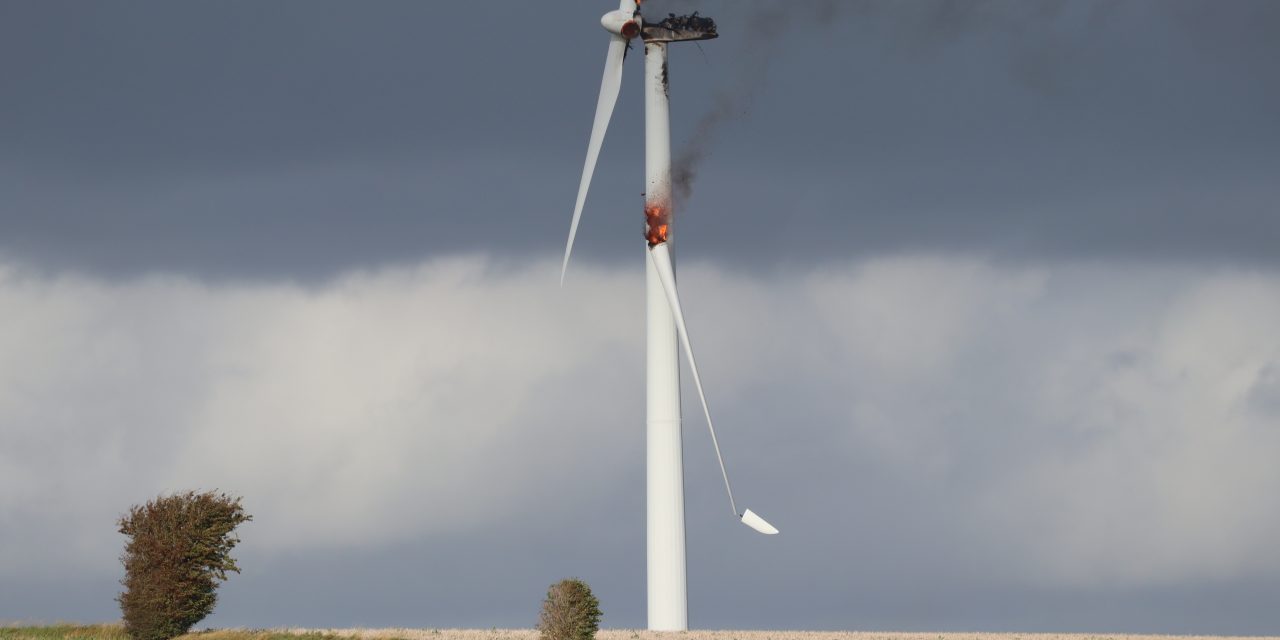 Vindmølle i flammer ved Randers: Der er 60 meter op til branden