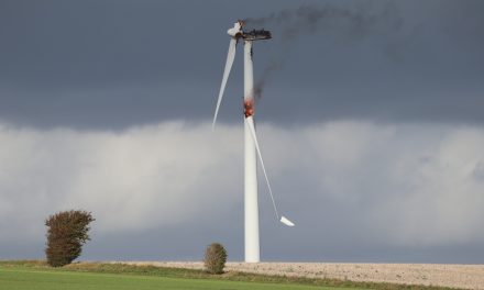 Vindmølle i flammer ved Randers: Der er 60 meter op til branden