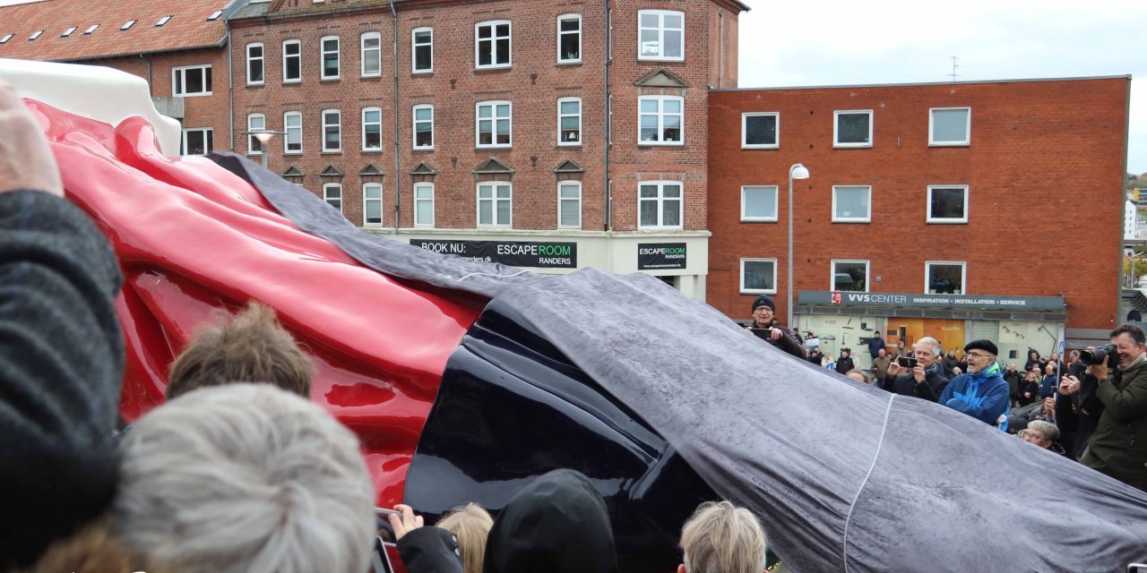 Her er forklaringen på, hvorfor der ligger en kæmpestor mand på trappe midt i Randers