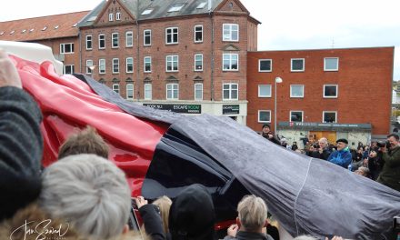 Her er forklaringen på, hvorfor der ligger en kæmpestor mand på trappe midt i Randers