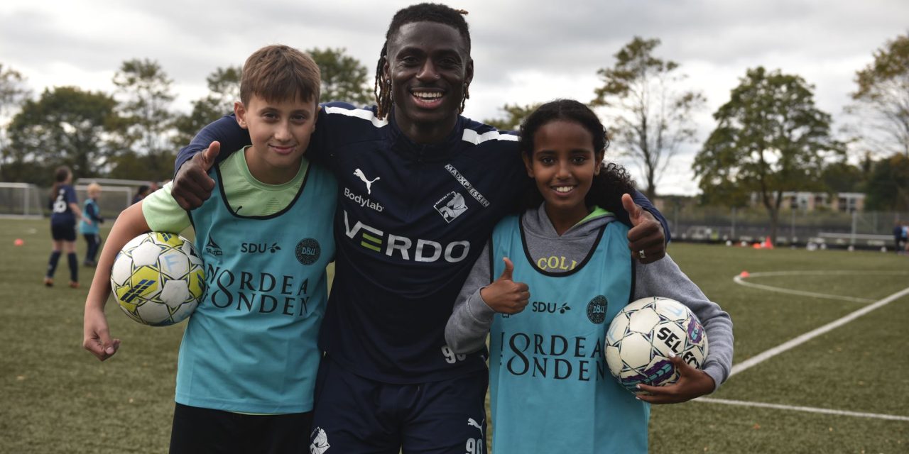 Fodboldtræning med de professionelle fra Randers FC: Sait lavede tunnel på Marvin Egho