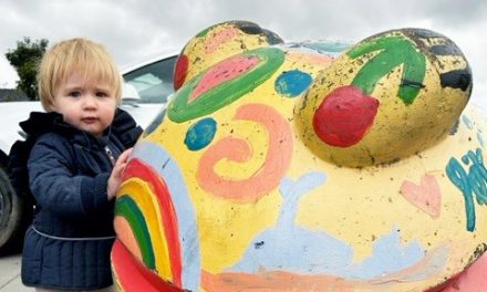 Merle på to år krammer sin frø hver dag