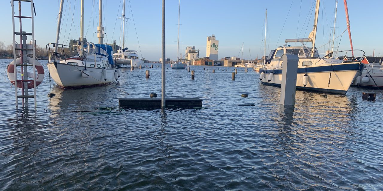 Bådebroer og havnen oversvømmet: Se video og de vilde billeder