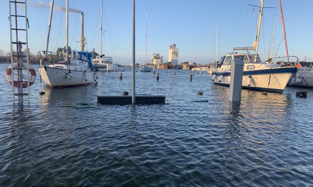 Bådebroer og havnen oversvømmet: Se video og de vilde billeder