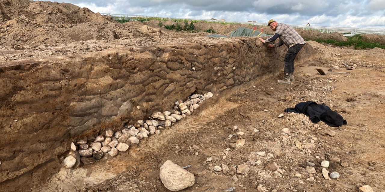 Kirkegårdsvandringer, arkæologernes fortællinger og historier fra frisøren:  Museum Østjylland tager hul på nyt program 