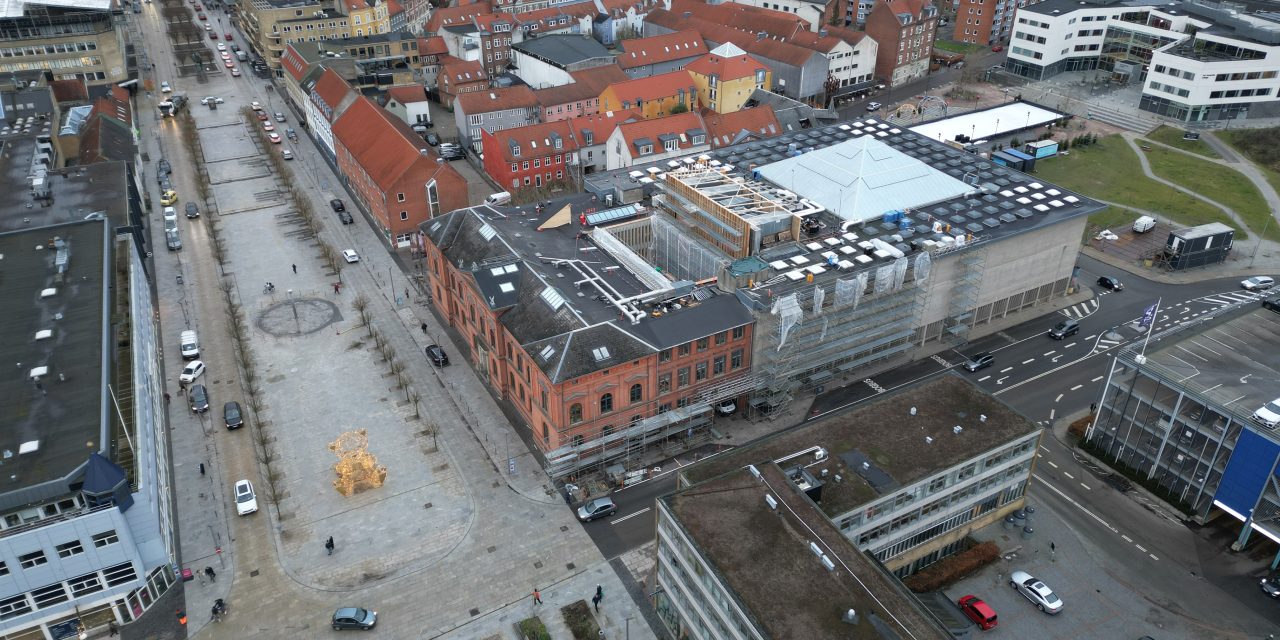 Spritkørsel tæt på P-hus og Bibliotek