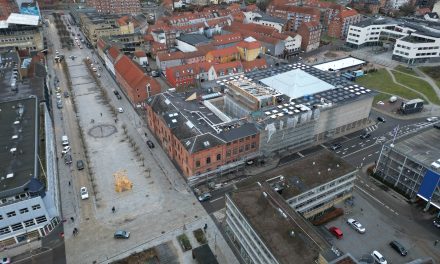 Spritkørsel tæt på P-hus og Bibliotek