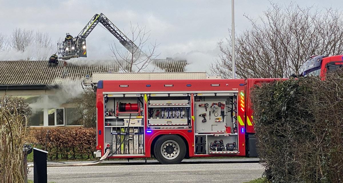 Nabo slår alarm: Skole i brand