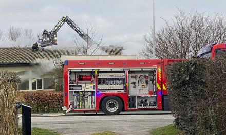 Nabo slår alarm: Skole i brand