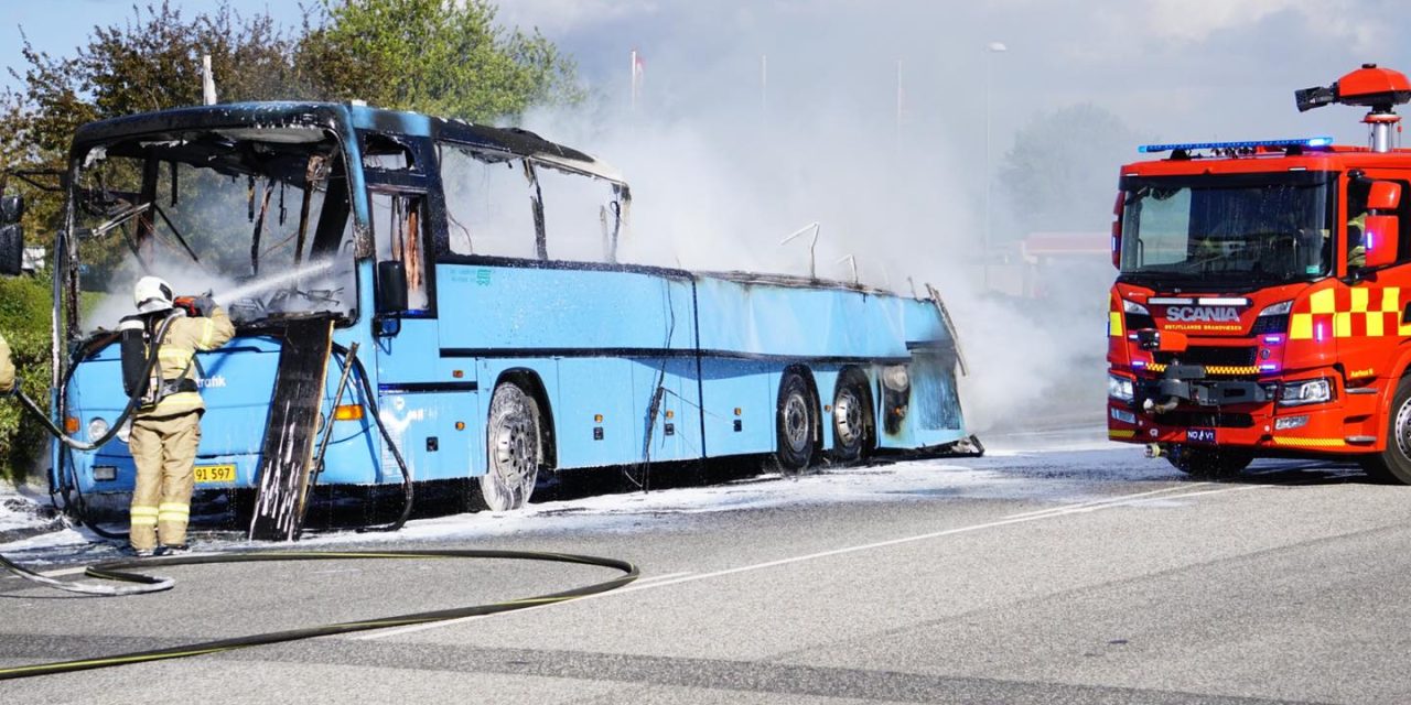 Midt på vejen: Bus ædt op af flammer