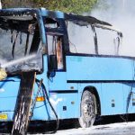 Midt på vejen: Bus ædt op af flammer