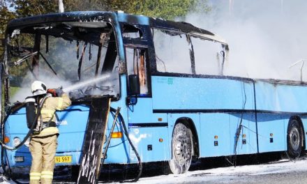 Midt på vejen: Bus ædt op af flammer