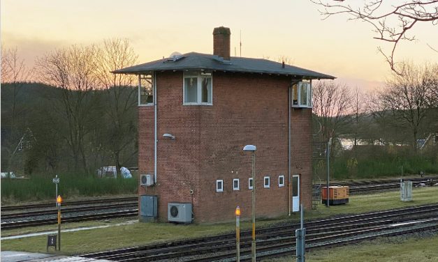 Kommandopost ved station rives ned: Togenes tuden er årsagen