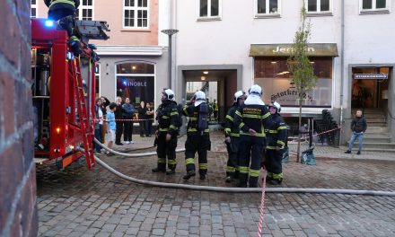 Ser høje flammer fra lejlighed og slår alarm: Etage-ejendom evakueret