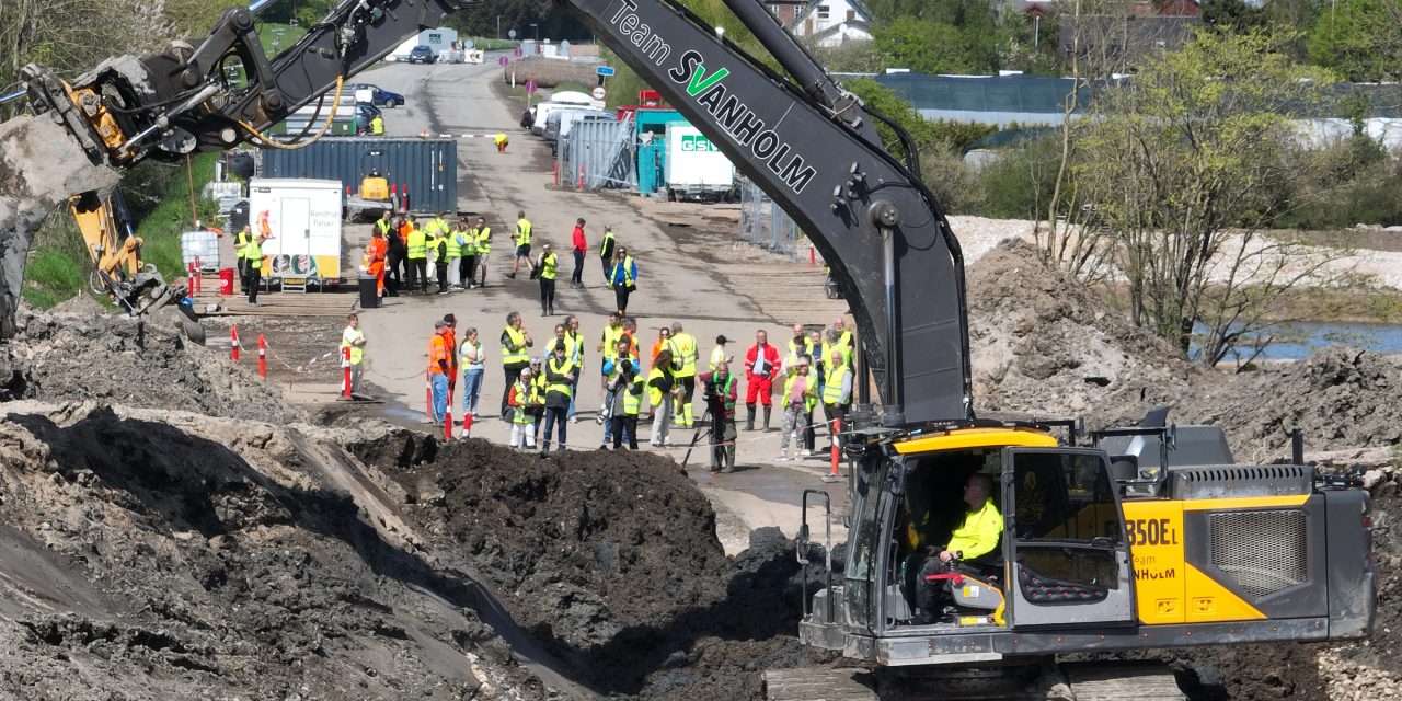 Se dronevideo: Jordskredsramt landevej er gravet fri