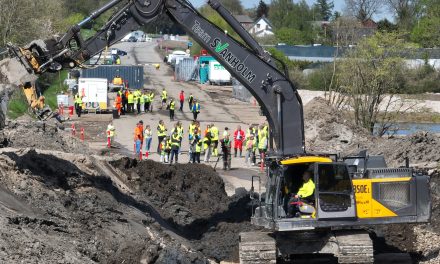 Se dronevideo: Jordskredsramt landevej er gravet fri