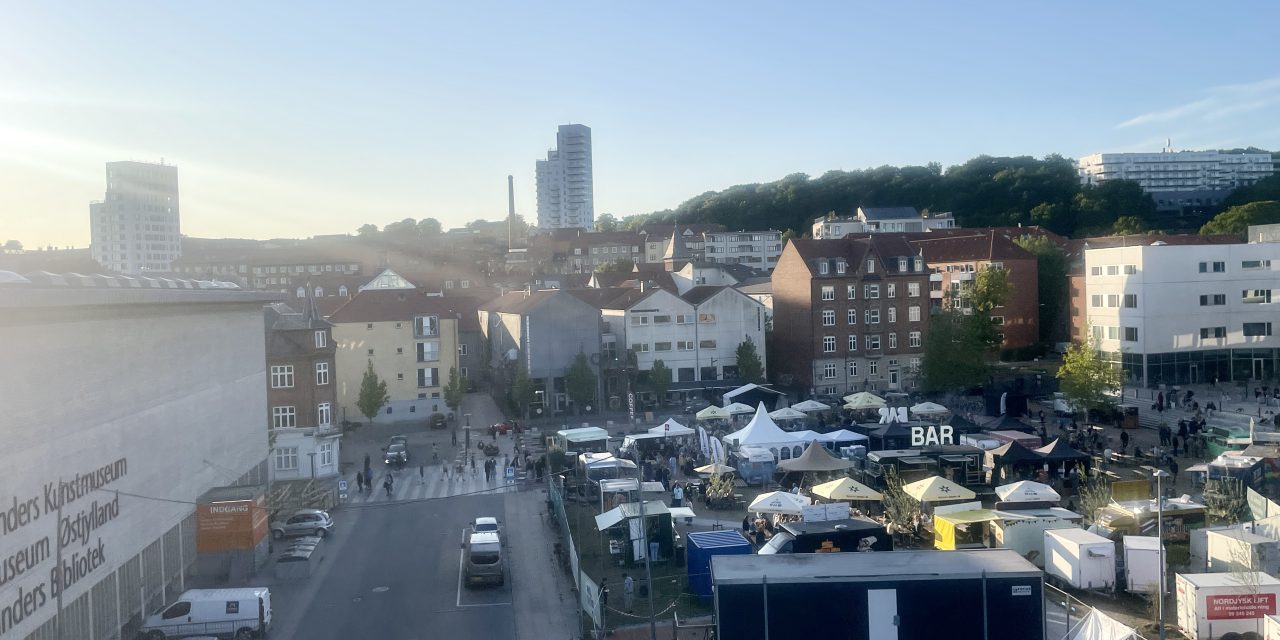 Sommer i Randers midtby skydes i gang med længe åbent, street food-marked, musik og blomstrende have