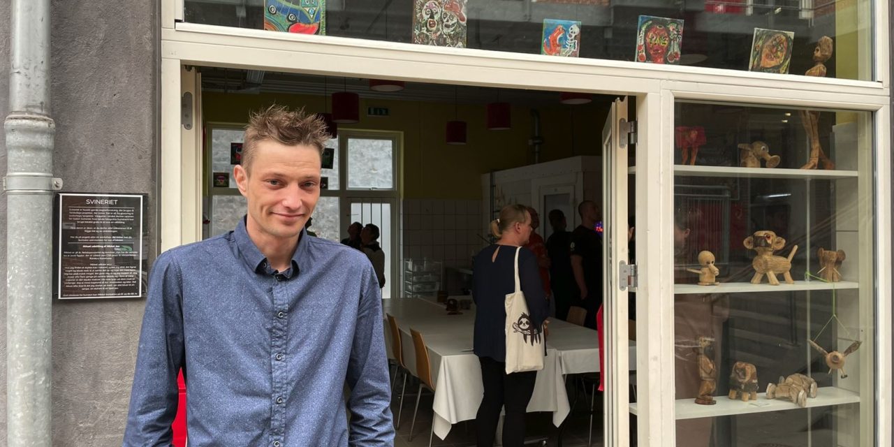 Fra kolonihave og campingvogn på p-plads til kunstner: Mikkel Joe viser sin unikke kunst frem