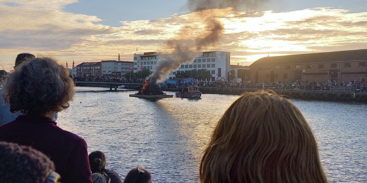 Se fotos: Sankthans fejret af både børn og stationspumaer