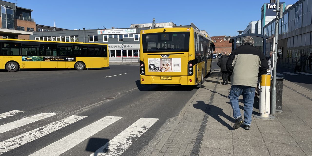 Ville tjekke bil på busterminalen – så blandede to mænd sig