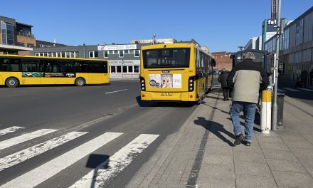 Ville tjekke bil på busterminalen – så blandede to mænd sig