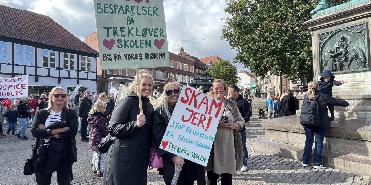 Store protester på Rådhustorvet: »Red vores børn og ældre«