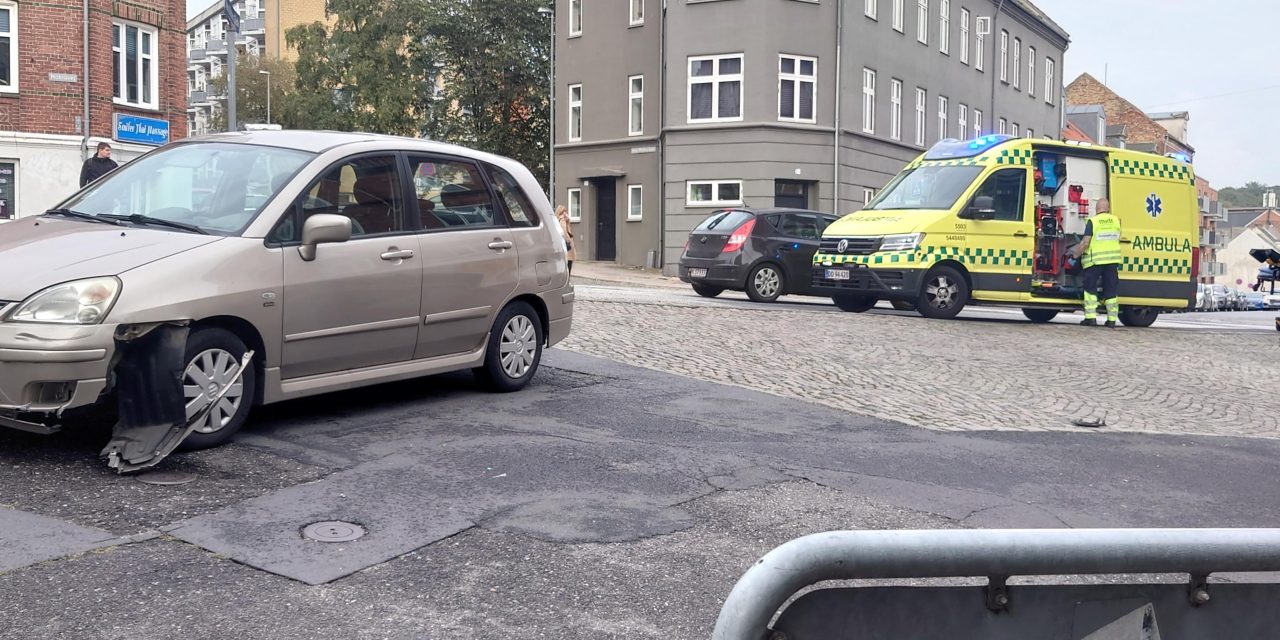 Bil og cykel i uheld i midtbyen