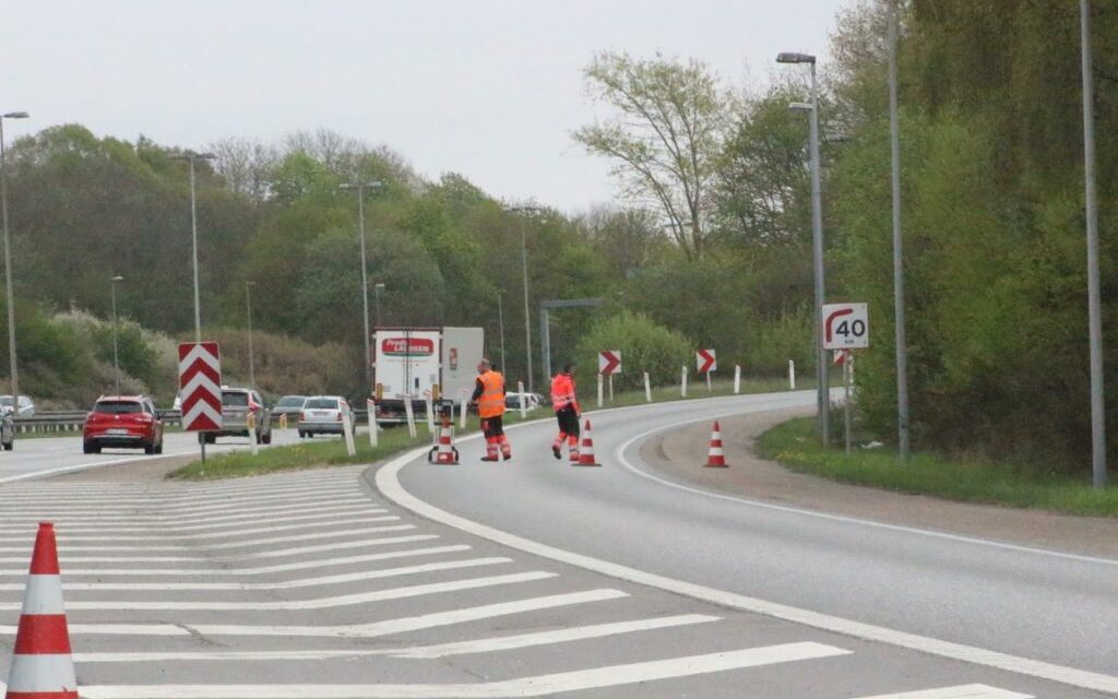 Vej og afkørsel er totalt spærret i timer: Lastbil skal bjærges