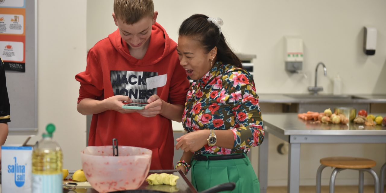 Se billederne: Kendt Michelin-kok laver mad sammen med elever på lokal skole