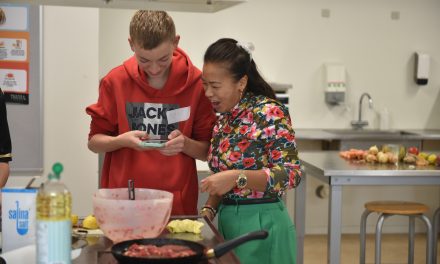 Se billederne: Kendt Michelin-kok laver mad sammen med elever på lokal skole