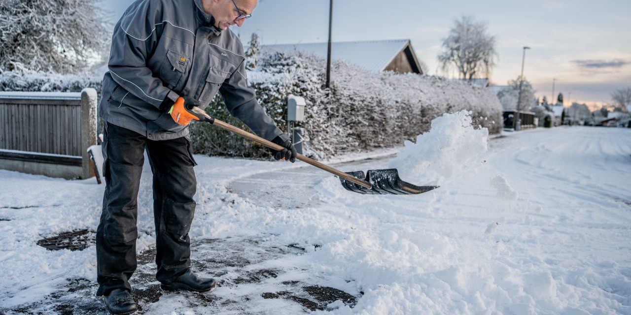 Torsdag fyldt med sne og uheld – fredag kommer der endnu mere